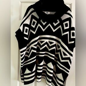 Black and White Geometric Poncho
Cowl neck
One size